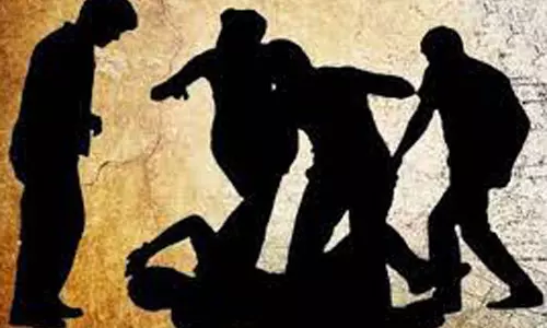 வாலிபர் மீது கும்பல் கொலை வெறி தாக்குதல் வாலிபர் மீது கும்பல் கொலை வெறி தாக்குதல்