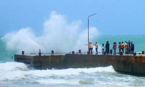 ராமநாதபுரம் மாவட்டத்தில் 4 ஆயிரம் படகுகள் நிறுத்தம் ராமநாதபுரம் மாவட்டத்தில் 4 ஆயிரம் படகுகள் நிறுத்தம்