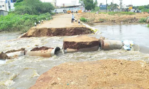 தரைப்பாலம் மீண்டும் வெள்ளத்தில் மூழ்கியது