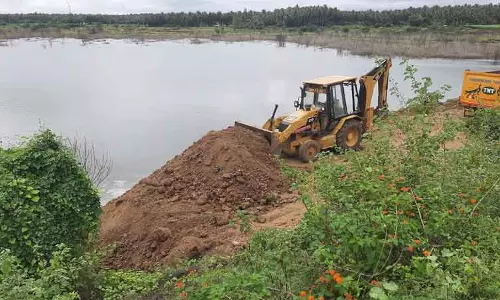 கோதவாடி குளக்கரையை பலப்படுத்தும் பணி தீவிரம்