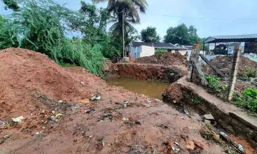 தரைமட்ட பாலம் கட்ட பள்ளம் தோண்டியதால் வாகன ஓட்டிகள் அவதி