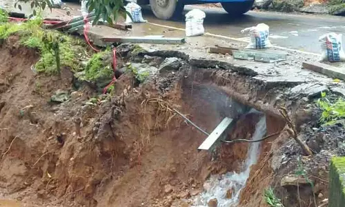 குழாய் உடைந்து வீணாகும் குடிநீர்