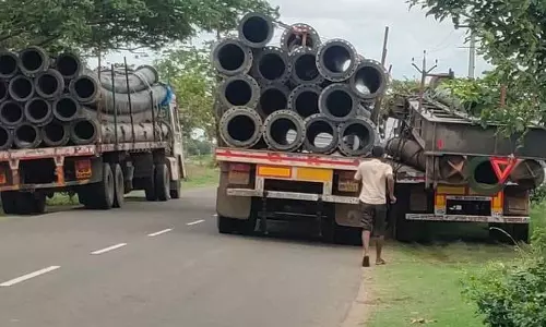 25 லாரிகளில் கொண்டு வரப்பட்ட ராட்சத குழாய்கள்