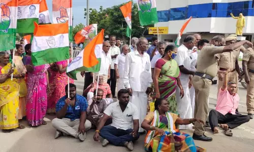 காங்கிரஸ் கட்சியினர் சாலை மறியல் போராட்டம்