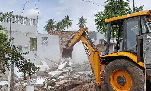 ஜேடர்பாளையத்தில் பரபரப்பு:  100 ஆக்கிரமிப்பு வீடு, கடைகள் இடித்து அகற்றம்  மறியலில் ஈடுபட்ட பெண்கள் கைது