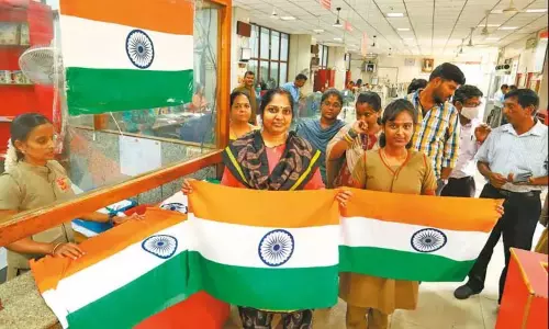 75-வது சுதந்திர தின விழா - விடுமுறை நாட்களிலும் தபால் அலுவலகங்களில் தேசிய கொடி விற்பனை