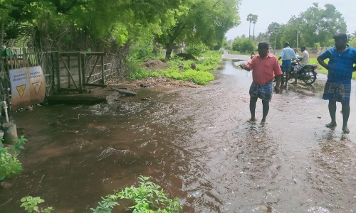 மோகனூர் அருகே குழாய் உடைந்து சாலையில் வீணாகிய குடிநீர் மோகனூர் அருகே குழாய் உடைந்து சாலையில் வீணாகிய குடிநீர்