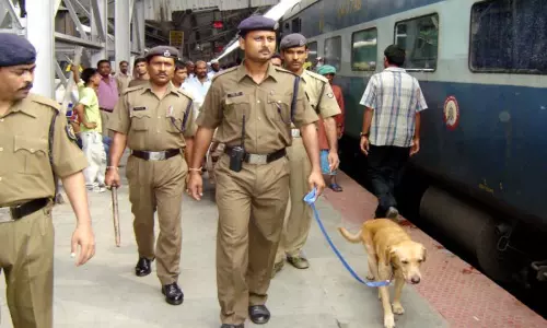 ரூ.1 கோடி மதிப்பிலான பயணிகளின் திருடப்பட்ட பொருட்கள் மீட்பு; ரெயில்வே பாதுகாப்பு படை அதிரடி ரூ.1 கோடி மதிப்பிலான பயணிகளின் திருடப்பட்ட பொருட்கள் மீட்பு; ரெயில்வே பாதுகாப்பு படை அதிரடி