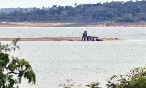 கபினி, கே.ஆர்.எஸ். அணைகளில் 92 ஆயிரம் கனஅடி நீர் திறப்பு:  கபிலா ஆற்றில் வெள்ளப்பெருக்கு; 16 கால் மண்டபம் மூழ்கியது