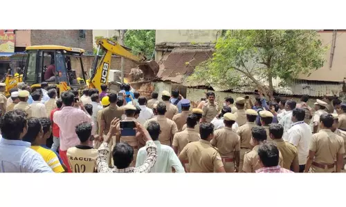 விருத்தாசலத்தில் போலீஸ் பாதுகாப்புடன் ஆக்கிரமிப்புகள் அகற்றம் விருத்தாசலத்தில் போலீஸ் பாதுகாப்புடன் ஆக்கிரமிப்புகள் அகற்றம்