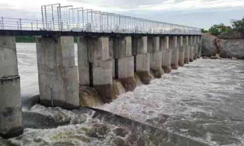 செட்டிபாளையம் கதவணையில் வழிந்தோடும் தண்ணீர் செட்டிபாளையம் கதவணையில் வழிந்தோடும் தண்ணீர்