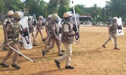 கலவரத்தை கட்டுப்படுத்த போலீசாருக்கு பயிற்சி கலவரத்தை கட்டுப்படுத்த போலீசாருக்கு பயிற்சி