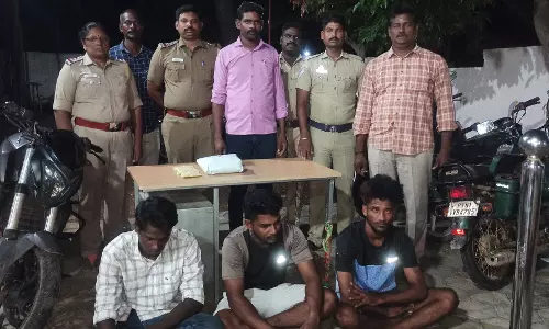 மோட்டார் சைக்கிளில் 1½ கிலோ கஞ்சா கடத்தல்