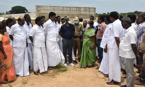 தளவானூரில் தண்ணீர் புகாமல் இருக்க முன்னெச்சரிக்கை பணிகளை கலெக்டர் ஆய்வு தளவானூரில் தண்ணீர் புகாமல் இருக்க முன்னெச்சரிக்கை பணிகளை கலெக்டர் ஆய்வு