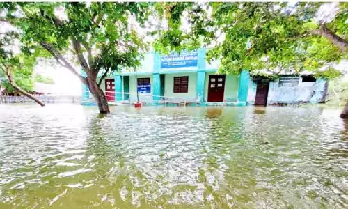 தண்ணீர் சூழ்ந்ததால் பள்ளிக்கு விடுமுறை தண்ணீர் சூழ்ந்ததால் பள்ளிக்கு விடுமுறை