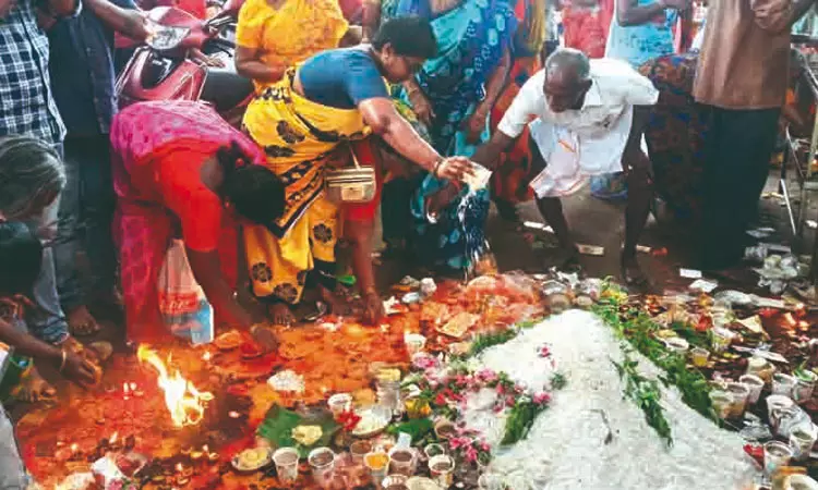 அம்மன் கோவில்களில் வரலட்சுமி பூஜை அம்மன் கோவில்களில் வரலட்சுமி பூஜை