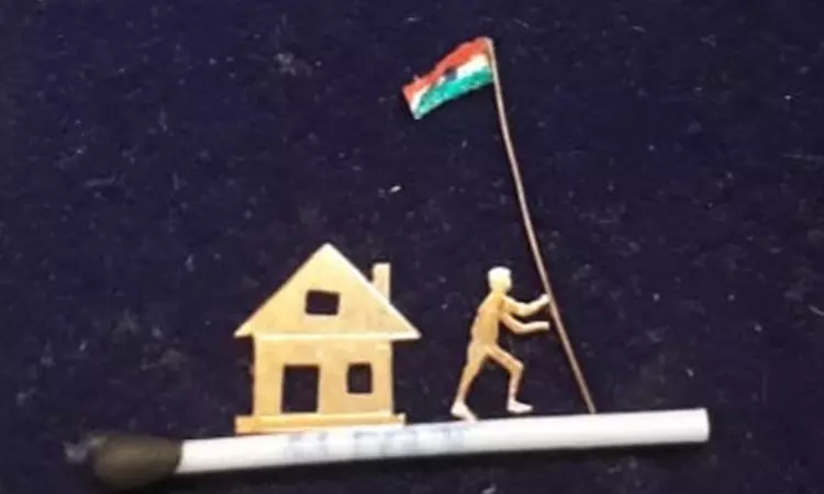 வீடு தோறும் தேசியக்கொடி விழிப்புணர்வு; தங்கத்தில் தேசியக்கொடி வடிவமைத்த தொழிலாளி வீடு தோறும் தேசியக்கொடி விழிப்புணர்வு; தங்கத்தில் தேசியக்கொடி வடிவமைத்த தொழிலாளி