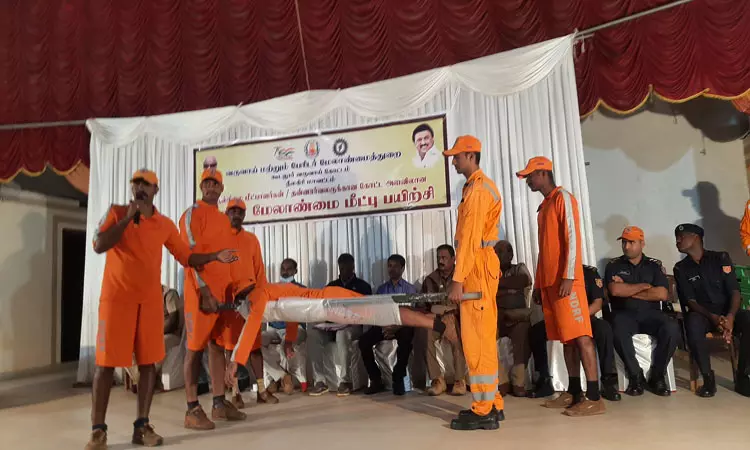 தன்னார்வலர்களுக்கு தேசிய பேரிடர் மீட்பு படையினர் பயிற்சி தன்னார்வலர்களுக்கு தேசிய பேரிடர் மீட்பு படையினர் பயிற்சி