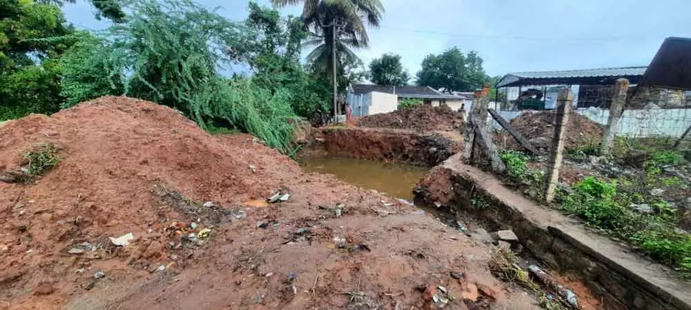 தரைமட்ட பாலம் கட்ட பள்ளம் தோண்டியதால் வாகன ஓட்டிகள் அவதி தரைமட்ட பாலம் கட்ட பள்ளம் தோண்டியதால் வாகன ஓட்டிகள் அவதி