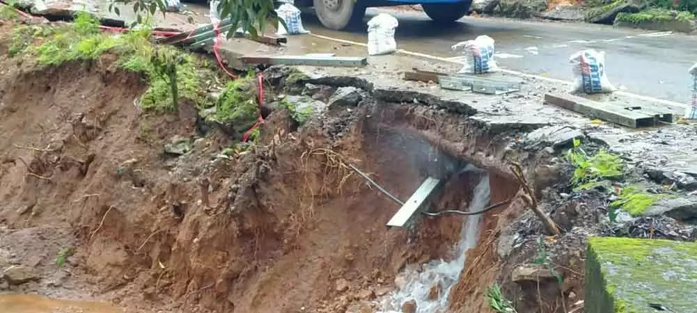குழாய் உடைந்து வீணாகும் குடிநீர் குழாய் உடைந்து வீணாகும் குடிநீர்