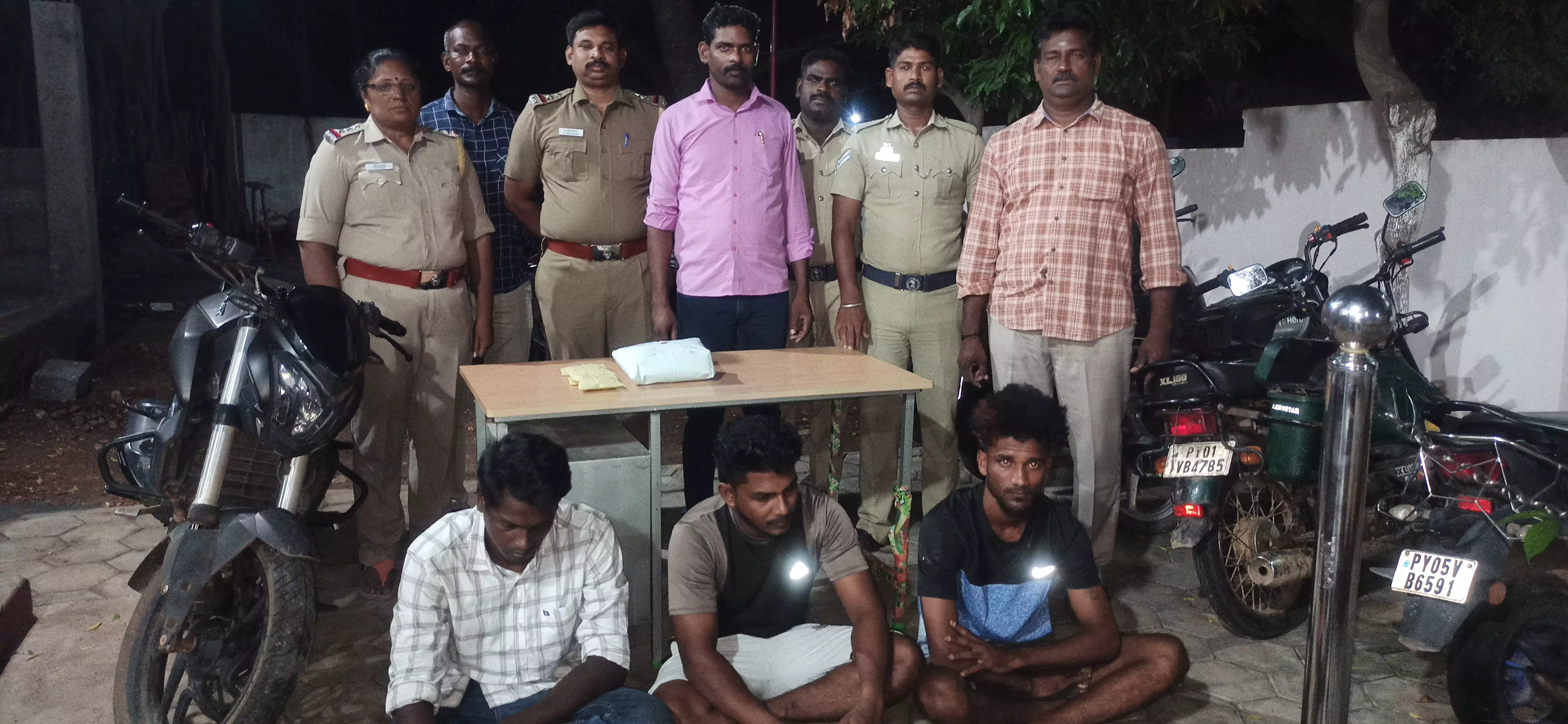 மோட்டார் சைக்கிளில் 1½ கிலோ கஞ்சா கடத்தல் மோட்டார் சைக்கிளில் 1½ கிலோ கஞ்சா கடத்தல்