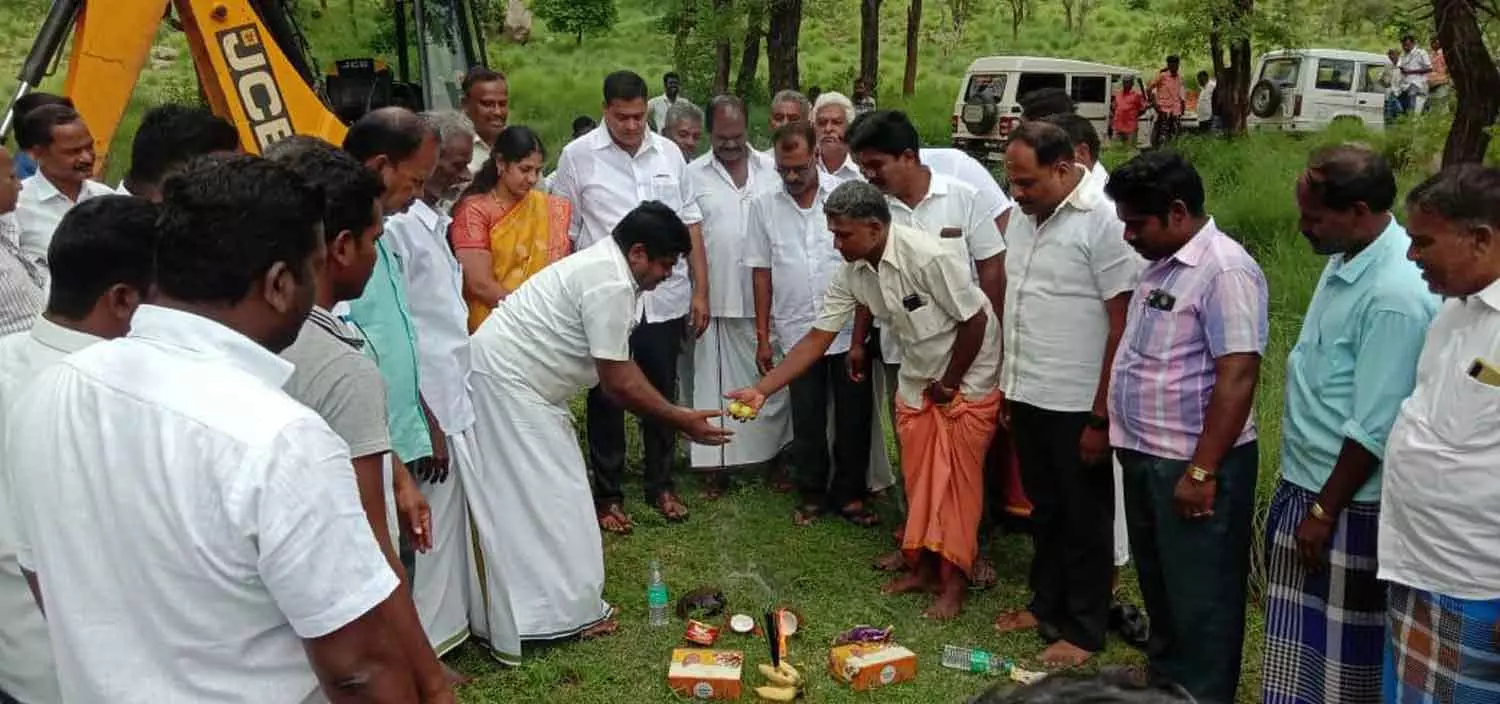 புதிய நீர் நிலை குட்டைகள் அமைப்பதற்கான பணிகள் ஒன்றிய குழு தலைவர் தொடங்கி வைத்தார் புதிய நீர் நிலை குட்டைகள் அமைப்பதற்கான பணிகள் ஒன்றிய குழு தலைவர் தொடங்கி வைத்தார்