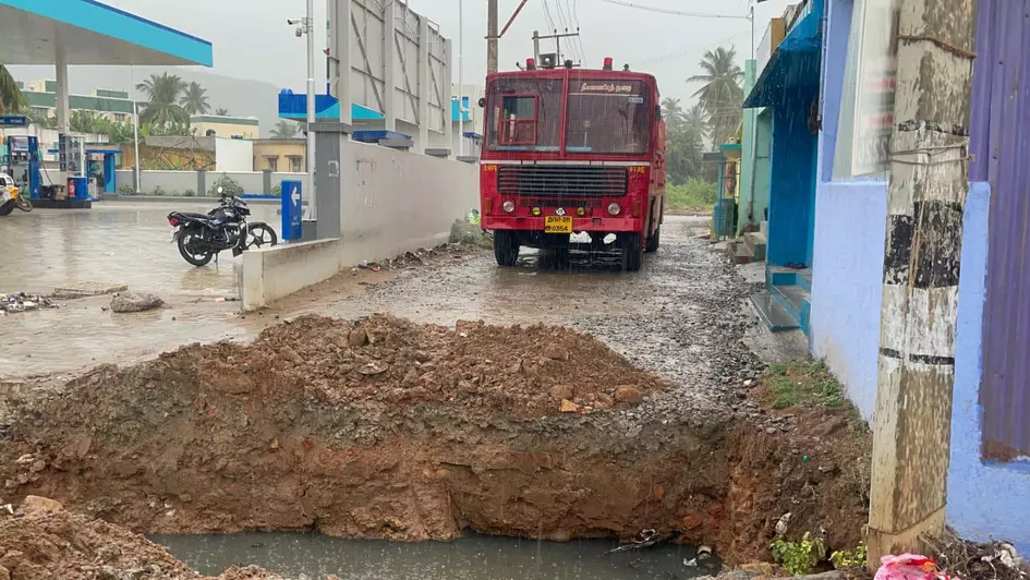 சாலையில் திடீர் பள்ளத்தால் தீயணைப்பு வாகனம் நடுவழியில் நிறுத்தம்மோட்டார்சைக்கிளில் சென்று வீரர்கள் தீயை அணைத்தனர்