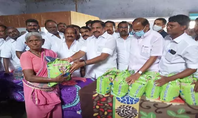 ஆட்சியில் இருந்தாலும், இல்லாவிட்டாலும் பாதிக்கப்பட்ட மக்களுக்கு உதவிகள் செய்வதில் அ.தி.மு.க.வினர் சளைத்தவர்கள் அல்ல; பவானியில் எடப்பாடி பழனிசாமி பேச்சு ஆட்சியில் இருந்தாலும், இல்லாவிட்டாலும் பாதிக்கப்பட்ட மக்களுக்கு உதவிகள் செய்வதில் அ.தி.மு.க.வினர் சளைத்தவர்கள் அல்ல; பவானியில் எடப்பாடி பழனிசாமி பேச்சு