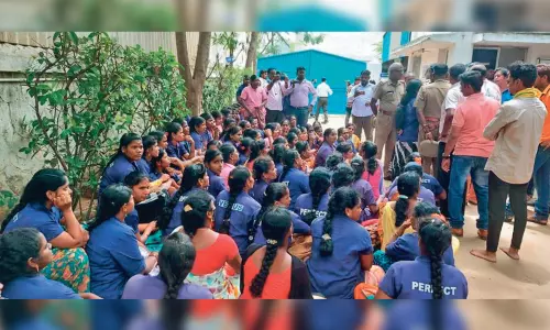 திருவள்ளூர் அருகே தொழிற்சாலையை முற்றுகையிட்டு ஊழியர்கள் ஆர்ப்பாட்டம் - போலீசார் பேச்சுவார்த்தை
