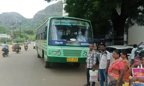 தேனி: ஓடும் பஸ்ஸில் கண்டக்டருக்கு திடீர் வலிப்பு - துரிதமாக செயல்பட்ட டிரைவர் தேனி: ஓடும் பஸ்ஸில் கண்டக்டருக்கு திடீர் வலிப்பு - துரிதமாக செயல்பட்ட டிரைவர்