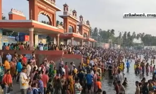 ஆடி ஞாயிற்றுக்கிழமை: பக்தர்களால் நிரம்பிவழிந்த அக்னி தீர்த்த கடற்கரை...!