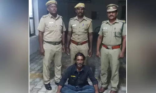 கோவில் திருவிழா ஆடல் பாடல் நிகழ்ச்சியில் பாம்பு வித்தை காட்டிய பாம்பட்டி கைது கோவில் திருவிழா ஆடல் பாடல் நிகழ்ச்சியில் பாம்பு வித்தை காட்டிய பாம்பட்டி கைது
