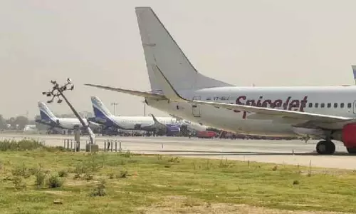 டெல்லி விமான நிலையத்தில் பேருந்து வராததால் விமான ஓடுதள பாதையில் நடந்து சென்ற பயணிகள் - டி.ஜி.சி.ஏ. விசாரணை டெல்லி விமான நிலையத்தில் பேருந்து வராததால் விமான ஓடுதள பாதையில் நடந்து சென்ற பயணிகள் - டி.ஜி.சி.ஏ. விசாரணை