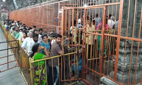 அருணாசலேஸ்வரர் கோவிலில் பக்தர்கள் கூட்டம் அலைமோதியது