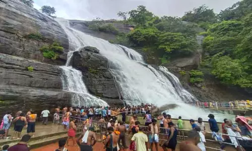 குற்றாலத்தில் இதமான சாரல் மழையில் மனம் குளிர்ந்த சுற்றுலா பயணிகள்