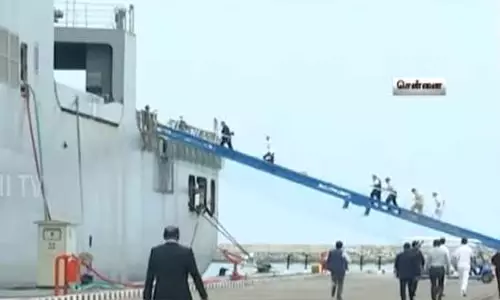 பழுதுநீக்கும் பணிக்காக சென்னை வந்துள்ள அமெரிக்க கடற்படை கப்பல் பழுதுநீக்கும் பணிக்காக சென்னை வந்துள்ள அமெரிக்க கடற்படை கப்பல்