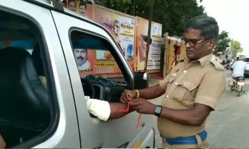 காவல்துறை உங்கள் நண்பன்.. வாகன ஓட்டிகளுக்கு ராக்கி கயிறு கட்டிய காவலர் காவல்துறை உங்கள் நண்பன்.. வாகன ஓட்டிகளுக்கு ராக்கி கயிறு கட்டிய காவலர்