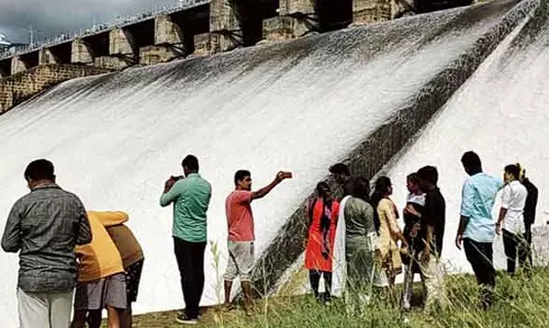 ஆழியாறு அணையில் ஆபத்தை உணராமல் செல்பி எடுக்கும் சுற்றுலா பயணிகள்