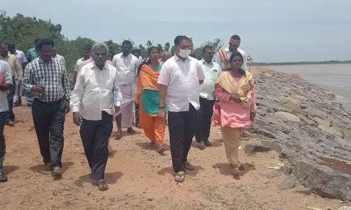 கொள்ளிடம் ஆற்றின் வலது கரையை கண்காணிப்பு அதிகாரி ஆய்வு கொள்ளிடம் ஆற்றின் வலது கரையை கண்காணிப்பு அதிகாரி ஆய்வு