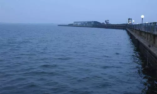 தமிழகத்துக்கு காவிரியில் வினாடிக்கு 1¼ லட்சம் கனஅடி தண்ணீர் செல்கிறது: வரலாற்று சின்னங்கள் நீரில் மூழ்கின