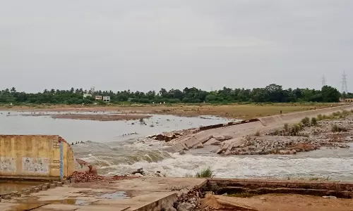 எல்லீஸ்சத்திரம் அணைக்கட்டு சீரமைக்கப்படாததால் வீணாக கடலில் கலக்கும் தண்ணீர்