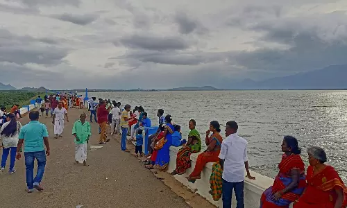 வைகை அணையை பார்வையிட குவிந்த சுற்றுலா பயணிகள்