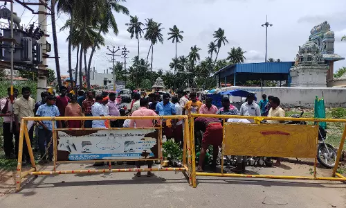 காவிரி ஆற்றில் குளிக்க தடை: அசலதீபேஸ்வரர் கோவில் தடுப்பு பகுதியில் நின்று வழிபட்ட பக்தர்கள் காவிரி ஆற்றில் குளிக்க தடை: அசலதீபேஸ்வரர் கோவில் தடுப்பு பகுதியில் நின்று வழிபட்ட பக்தர்கள்