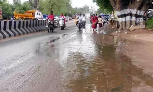 குழாய் உடைப்பால் வீணாகும் குடிநீர்