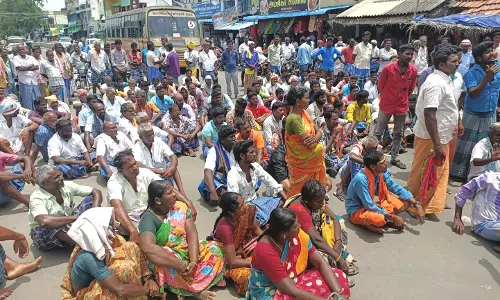 பருத்தி ஏலத்திற்கு வந்த விவசாயிகள் திடீர் சாலைமறியல் பருத்தி ஏலத்திற்கு வந்த விவசாயிகள் திடீர் சாலைமறியல்