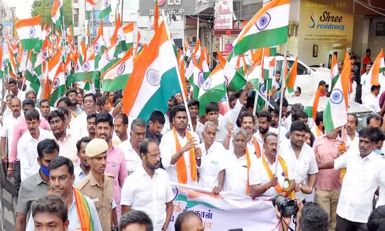 தைப்பொங்கலுக்கு வழங்கப்படும் இலவச வேட்டி-சேலையை வெளி மாநிலங்களில் வாங்க தமிழக அரசு முயற்சி; பா.ஜ.க. மாநில தலைவர் அண்ணாமலை குற்றச்சாட்டு தைப்பொங்கலுக்கு வழங்கப்படும் இலவச வேட்டி-சேலையை வெளி மாநிலங்களில் வாங்க தமிழக அரசு முயற்சி; பா.ஜ.க. மாநில தலைவர் அண்ணாமலை குற்றச்சாட்டு