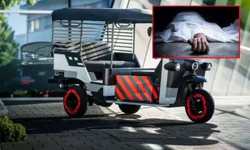 டெல்லி:  இ-ரிக்சாவுக்கு சார்ஜிங்; மின்சாரம் தாக்கி மெக்கானிக் பலி