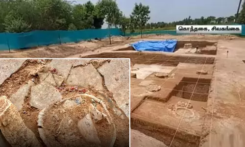 கீழடி அகழாய்வில் முதல்முறையாக ஈமத்தாழியில் சூதுபவள மணிகள் கண்டெடுப்பு!