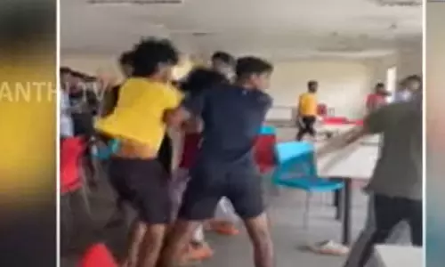 கர்நாடகா: பல்கலைக்கழகத்தில் மாணவிக்காக எகிறி எகிறி அடித்து கொண்ட மாணவர்கள்...!