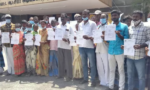 நீர்ப்பிடிப்பு பகுதி அருகே வசிக்கும் இருளர் பழங்குடி மக்களுக்கு வீட்டுமனை வழங்க வேண்டும் குறைதீர்க்கும் நாள் கூட்டத்தில் கோரிக்கை மனு நீர்ப்பிடிப்பு பகுதி அருகே வசிக்கும் இருளர் பழங்குடி மக்களுக்கு வீட்டுமனை வழங்க வேண்டும் குறைதீர்க்கும் நாள் கூட்டத்தில் கோரிக்கை மனு